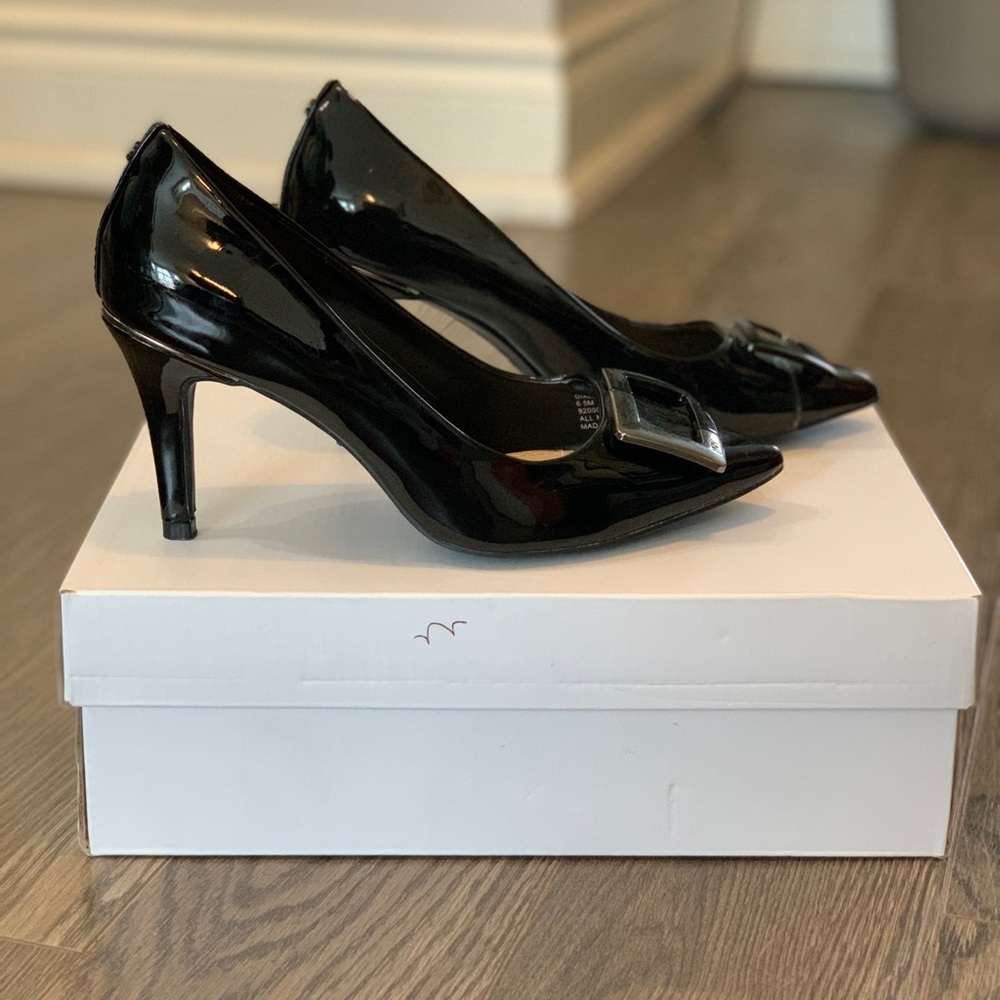 Jones New York patent pointy heels